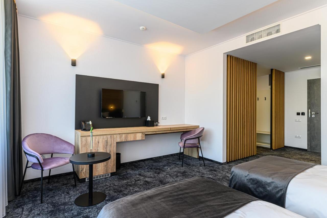 B The Hotel Sfântu Gheorghe Bagian luar foto