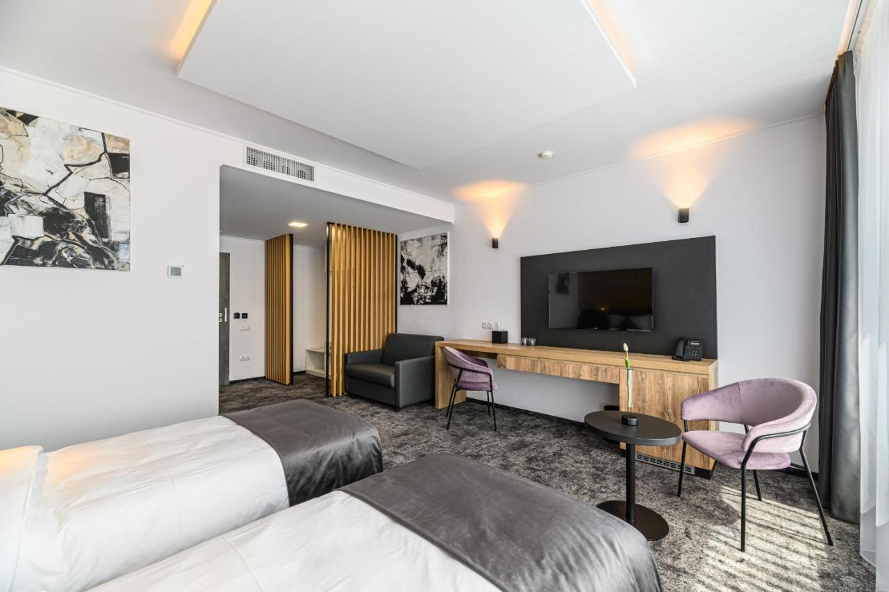 B The Hotel Sfântu Gheorghe Bagian luar foto